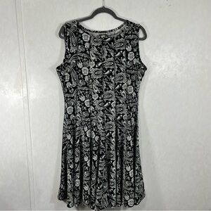 Haani Black and White Fit & Flare Sleeveless Midi Paisley Dress Seams Detail